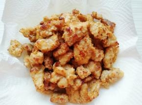 炸至金黄色捞出备用。