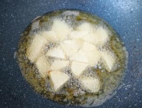 土豆同样用油炸至金黄色捞出备用。