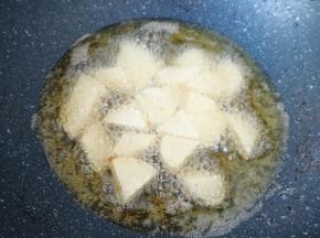 土豆同样用油炸至金黄色捞出备用。