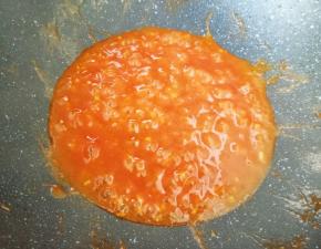 锅底留余油，下入蒜末和葱花碎炒香，加入番茄酱和蚝油小火翻炒均匀，倒入水淀粉勾芡，小火煮至浓稠。