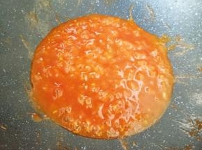 锅底留余油，下入蒜末和葱花碎炒香，加入番茄酱和蚝油小火翻炒均匀，倒入水淀粉勾芡，小火煮至浓稠。