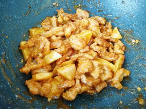 下入炸好的肉块和土豆翻炒几分钟，使之入味。