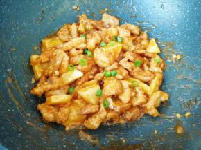 最后加几滴白醋翻炒均匀，撒上葱花即可出锅。