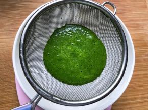 过筛出菠菜汁