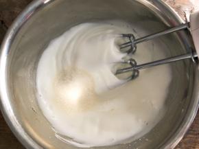 高速打发至有纹路状态，加入最后的白砂糖