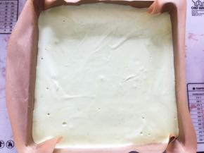 倒入烤盘中，轻震两下震出气泡