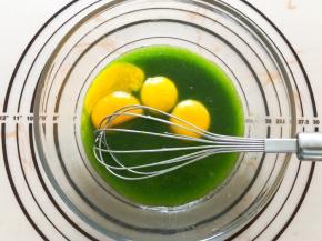 倒入蛋黄中搅拌均匀