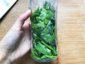 菠菜加入一点水打成汁