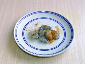 首先将黑虎虾去皮，去头，去虾线洗干净，再切小块，加入1克盐，料酒，十三香抓拌均匀，腌制5分钟。