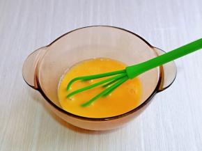 用手动打蛋器顺时针抽打，用筷子也可以。