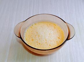 再加入温水，同样顺时针抽打均匀。