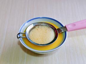 调好的蛋液过细筛，这一步绝对不能省略哈，很关键的一步，最好反复过滤2-3遍，这样做出来的蛋羹口感才会嫩滑。