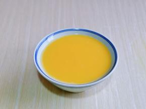 我过滤了三遍的蛋液，看起来特别光滑细腻。