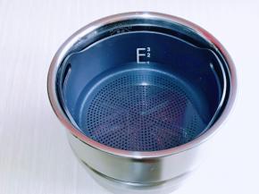 这时取出电饭煲，内胆中加入纯净水，再放入滤糖甄，水量到1刻度线即可。