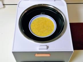 再将内胆放回机体中，蛋液放放在滤糖甄上，切记内胆上的箭头要和锅盖上的箭头对准，这样内胆才能放到位，否则盖子是盖不上的哈。