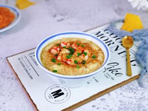 取出蒸好的蛋羹。淋上生抽，滴入芝麻油，撒上切好的葱花就可以啦。