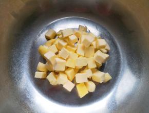 黄油室温软化后切成小块。