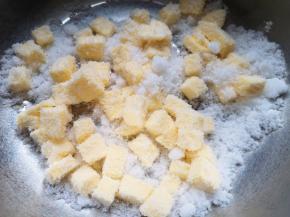 加入绵白糖，用硅胶刮铲翻拌均匀，以免打发的时候糖乱飞。