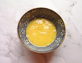 鸡蛋提前打散备用。