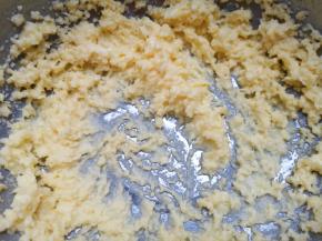 用电动打蛋器将黄油打发至蓬松状态。