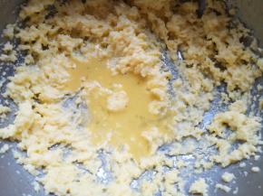 分两次加入蛋液。