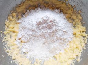 加入低筋面粉。