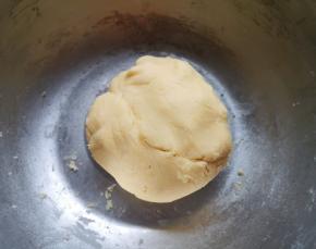 用硅胶刮刀翻拌均匀，揉成面团。