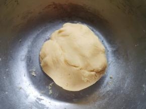 用硅胶刮刀翻拌均匀，揉成面团。