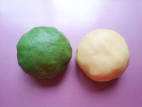 取一半面团，用牙签蘸一点绿色食用色素，揉出绿色面团，和原色面团分别装进保鲜袋静置15分钟左右(夏天需要放进冰箱冷藏）。