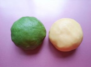 取一半面团，用牙签蘸一点绿色食用色素，揉出绿色面团，和原色面团分别装进保鲜袋静置15分钟左右(夏天需要放进冰箱冷藏）。