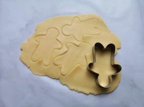 剩下的一半原色面团用同样的方法压出姜饼人形状的饼干。