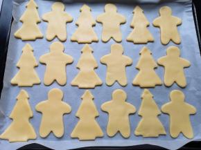 烤盘里铺上油纸，将压好的饼干移至烤盘上。