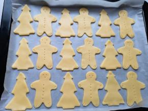 用牙签扎出姜饼人的眼睛和衣服上的扣子。