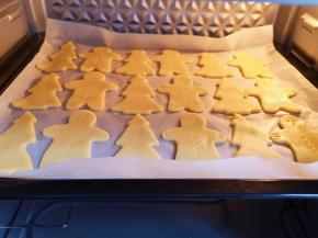 送入预热好的烤箱，上下管160度烤10分钟左右，饼干上色即可。