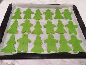 用同样的方法做好绿色的饼干烤熟。