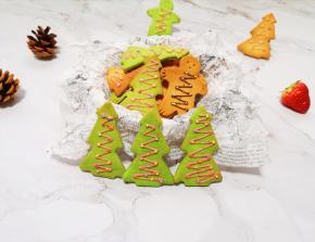 将草莓巧克力装进裱花袋隔水融化，挤在做好的饼干上面，撒上糖珠装饰。