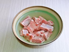 首先将排骨用温水清洗干净，再用冷水泡60分钟以上，将血水泡出，需要反复换清水。