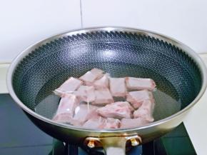 排骨焯水: 冷水下锅，烧开后煮2分钟，捞出温水冲洗淋干水分备用。