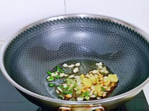 起油锅，加入冰糖炒制融化，再加入提前切好的葱姜蒜炒出香味。