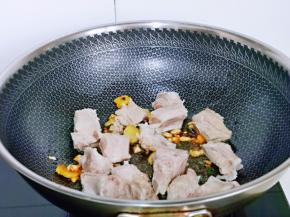 再加入焯水的排骨翻炒均匀。