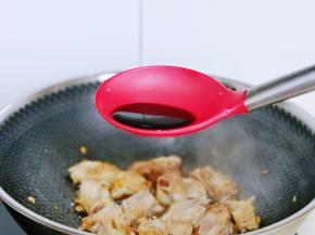 加入生抽，料酒，蚝油。