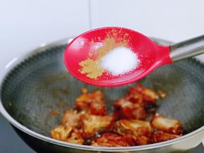 再按个人口味加入盐，十三香翻炒。