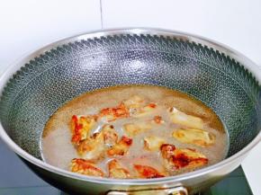 再加入纯净水，没过排骨就可以大火烧开。