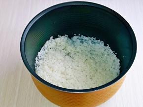大米淘干净，倒入饭煲内胆中。
