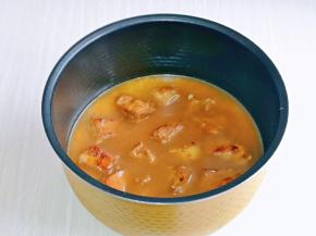 首先把排骨汤过滤到米中，汤不够加入适量的水，和自己平时做米饭的习惯来，再摆放上排骨。(排骨汤为什么要过滤？因为淋干有大蒜，姜，葱花，如果不建议的也可以不过滤，还一个方法，就是在步骤3葱姜蒜炒香后，铲出来扔掉也可以)