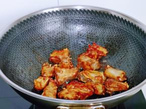 小火翻炒，使每块排骨吸收到料汁。