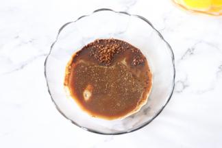 奶粉，咖啡粉，温水，搅拌均匀。