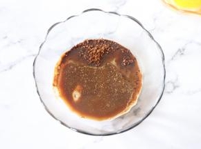 奶粉，咖啡粉，温水，搅拌均匀。