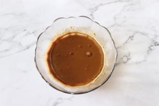 加入玉米油，搅拌融合，放置待用。