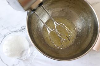 蛋白和蛋黄，分别分蛋到2个干净的容器中。其中蛋白打散后分次加入细砂糖，用电动打蛋器打发。